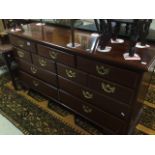 A REPRODUCTION SEVEN DRAWER CHEST IN CHERRYWOOD BY DREXEL HERITAGE OF THE USA 157 X 46 X 86CM