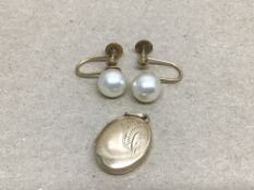 A 375 9CT GOLD LOCKET WITH A PAIR OF 9CT GOLD AND PEARL EARRINGS, TOTAL WEIGHT 5 GRAMS