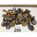 A QUANTITY OF VINTAGE ENAMEL BADGES SOME MILITARY RELATED