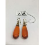 A PAIR OF 750 MARKED GOLD AND AMBER DROP EARRINGS TOTAL WEIGHT 23 GRAMS