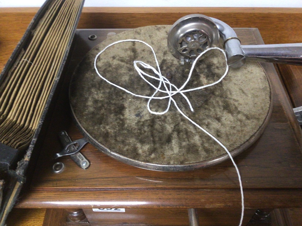 A VINTAGE HIS MASTERS VOICE REPRODUCTION GRAMOPHONE WITH RECORDS - Image 4 of 4