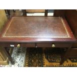 A REPRODUCTION MAHOGANY LEATHER TOP TWO DRAWER CONSOLE TABLE 87 X 56 X 60CM