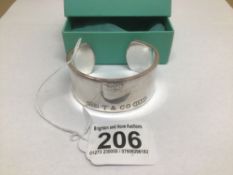 A TIFFANY & CO BRACELET HALLMARKED 925 WITH POUCH AND BOX 94 GRAMS