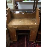 AN ART DECO 1930'S STUDENTS OAK DESK 78 X 97 X 36CM