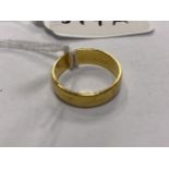 AN UNMARKED 22 CARAT GOLD WEDDING BAND RING 6 GRAMS O SIZE