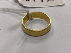 AN UNMARKED 22 CARAT GOLD WEDDING BAND RING 6 GRAMS O SIZE