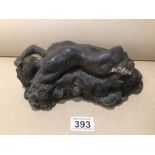 A RESIN SCULPTURE OF A NUDE LADY LAYING ON ROCKS 28 X 10CM