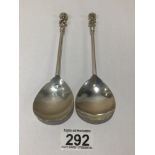 A PAIR OF HALLMARKED SILVER SPOONS WITH APOSTLE TERMINALS 18CM 107 GRAMS