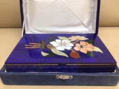 A LAPIS LAZULI BOX DECORATED TO THE LID GEMSTONES INLAID AS FLOWERS INSIDE GILT METAL 21 X 14 X 4CM