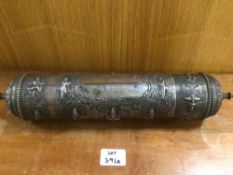 AN UNMARKED INDIAN SILVER SCROLL/DOCUMENT HOLDER WEIGHT 558 GRAMS, 40CM LONG