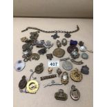 A QUANTITY OF MAINLY MILITARY BADGES AND BUTTONS