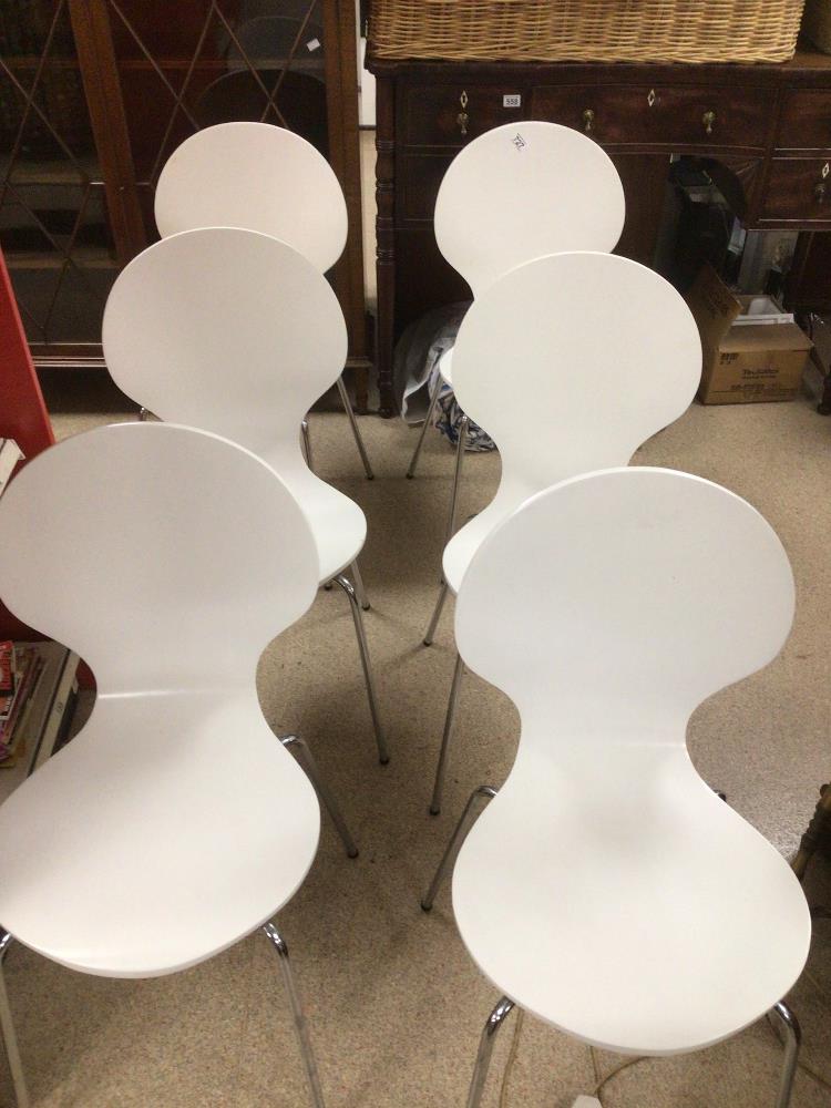 A SET OF SIX STACKABLE WHITE AND CHROME LEG CHAIRS - Image 2 of 2