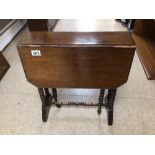 AN EARLY MAHOGANY DROPLEAF OCCASIONAL TABLE WITH ORIGINAL CASTORS 52 X 22 X 55CM