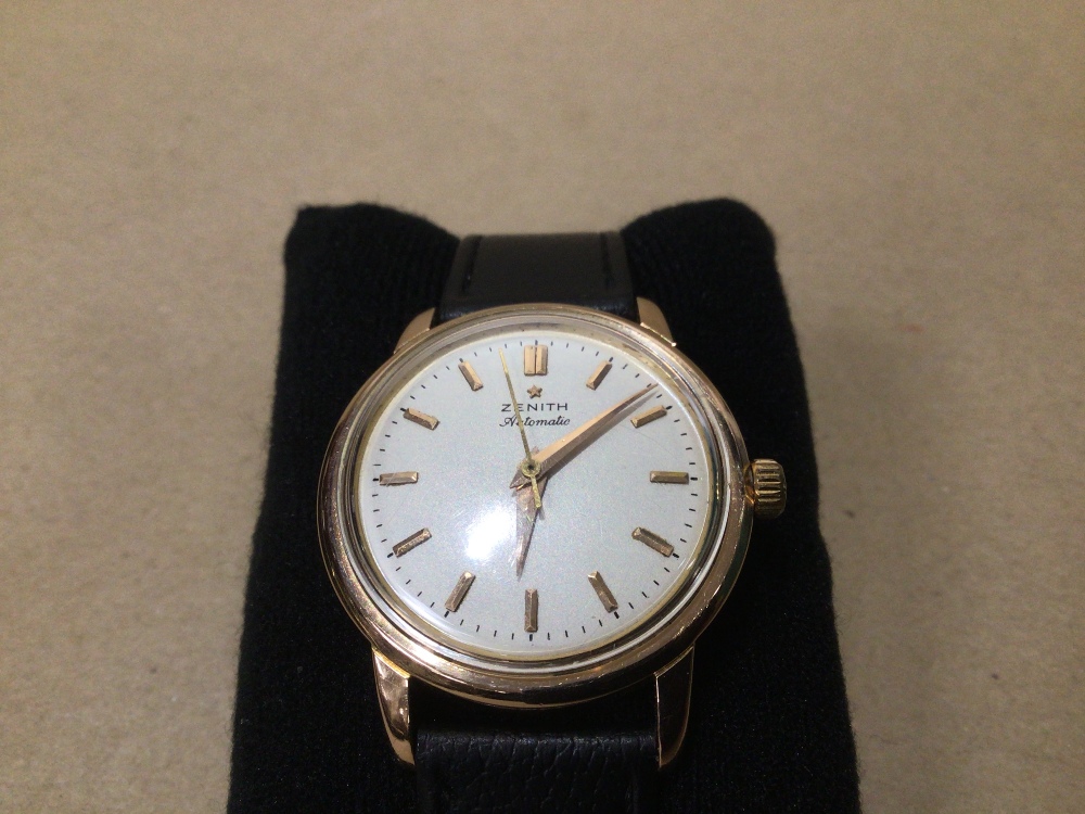 A GENTS 18CT GOLD ZENITH WRISTWATCH, SWISS MARKS, PLATING LOSS TO CROWN. EARLY 1960'S ON LATER STRAP - Image 2 of 4