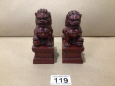 A PAIR OF FAUX CHINESE RED CINNABAR LACQUER DOGS OF FOO 10CM, UK P&P £15