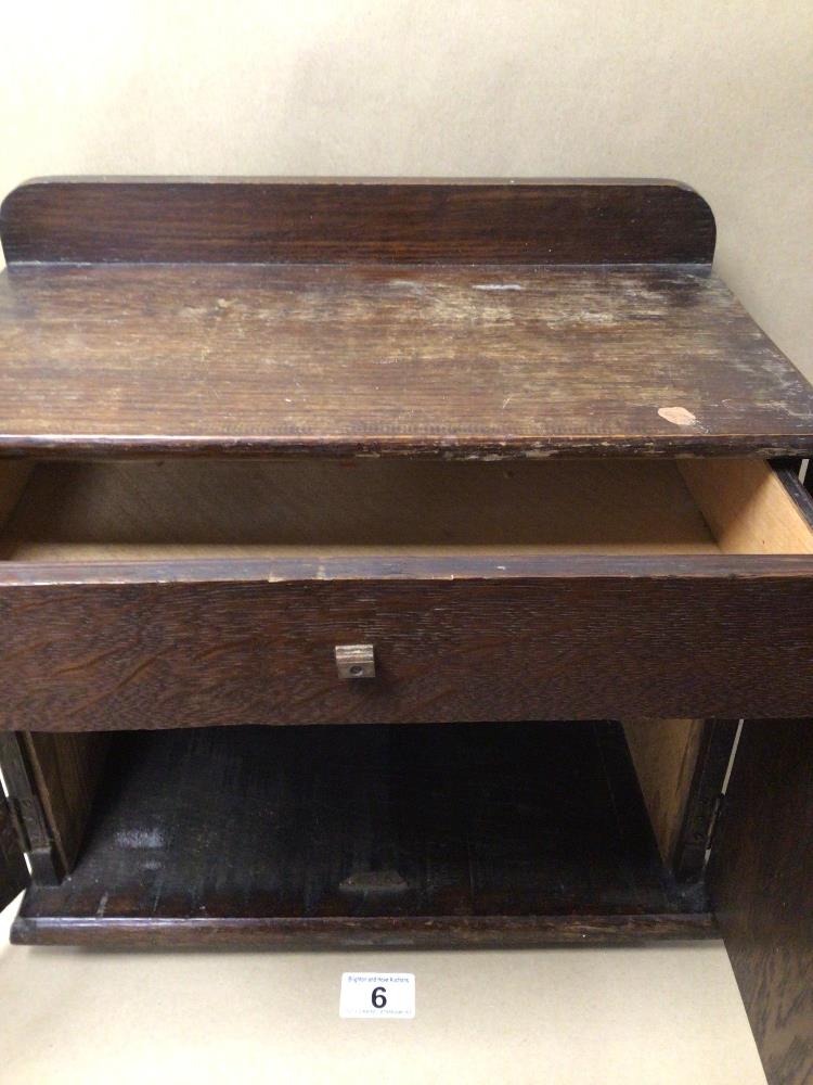 AN EARLY 20TH CENTURY SMALL OAK CUPBOARD WITH INTERNAL DRAWER 36 X 37 X 22CM - Image 4 of 5