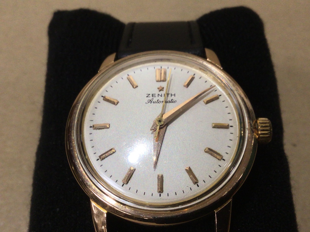 A GENTS 18CT GOLD ZENITH WRISTWATCH, SWISS MARKS, PLATING LOSS TO CROWN. EARLY 1960'S ON LATER STRAP