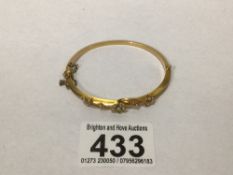 AN EDWARDIAN 15CT SEED BANGLE, ONE PEARL MISSING, STAMPED '15' 7GRAMS, UK P&P £15