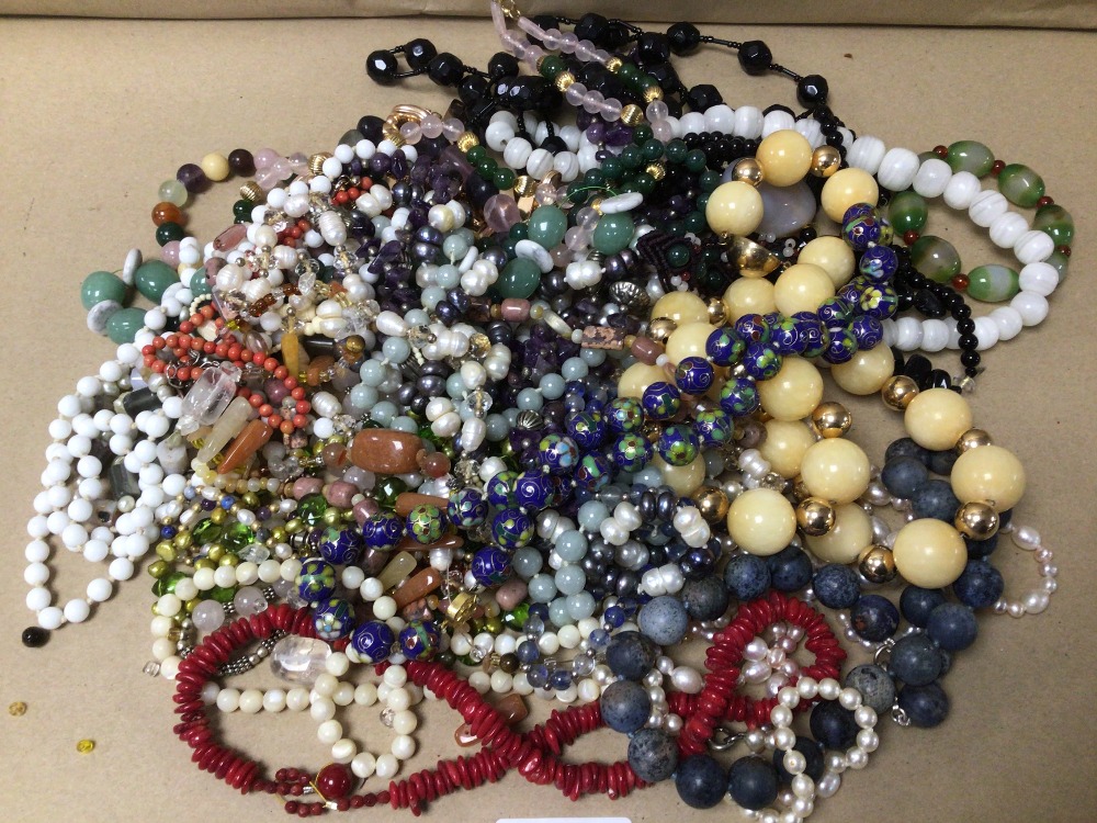 MIXED VINTAGE COSTUME JEWELLERY INCLUDES SEMI-PRECIOUS STONES - Image 2 of 2