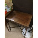 AN EARLY MAHOGANY CROSS BANDED SIDE TABLE 61 X 42 X 70CM