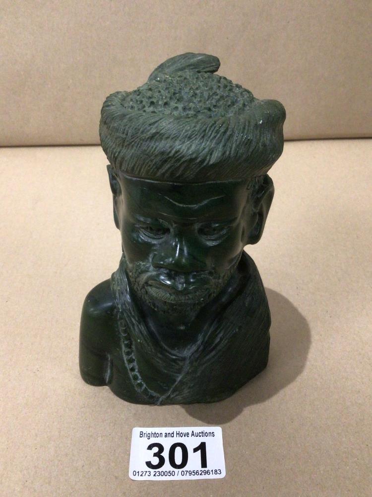 A CARVES MALACHITE BUST TITLED SHANGAN WITCH DOCTOR BY N.DIKGALE (SOUTH AFRICA) 14CM, UK P&P £15