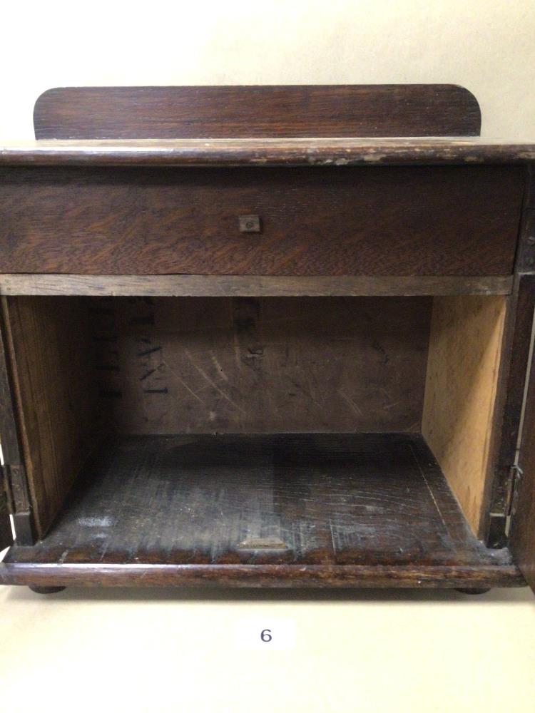 AN EARLY 20TH CENTURY SMALL OAK CUPBOARD WITH INTERNAL DRAWER 36 X 37 X 22CM - Image 2 of 5