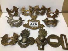 A QUANTITY OF MAINLY MILITARY BADGES WITH A MILITARY BUCKLE, UK P&P £15