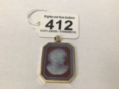 A 375 MARKED GOLD CAMEO PENDANT, UK P&P £15