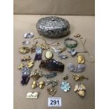 A MIXED QUANTITY OF COSTUME JEWELLERY MAINLY BROOCHES INCLUDES SILVER