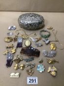 A MIXED QUANTITY OF COSTUME JEWELLERY MAINLY BROOCHES INCLUDES SILVER