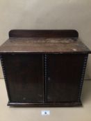 AN EARLY 20TH CENTURY SMALL OAK CUPBOARD WITH INTERNAL DRAWER 36 X 37 X 22CM
