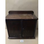 AN EARLY 20TH CENTURY SMALL OAK CUPBOARD WITH INTERNAL DRAWER 36 X 37 X 22CM