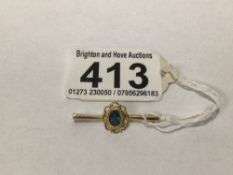 A 375 MARKED GOLD BROOCH WITH AN AQUAMARINE STONE SET IN GOLD, UK P&P £15