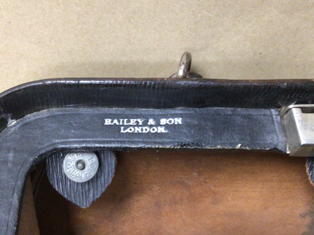 A VINTAGE LEATHER DOCTORS BAG BY BAILEY AND SON LONDON - Image 2 of 3