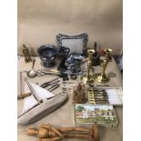 A BOX OF MIXED COLLECTABLES INCLUDING PLATED/WHITE METAL ITEMS, A PAIR OF BRASS CANDLESTICKS, A BLOW