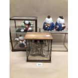 FIVE CHINESE FIGURES IN THREE GLASS CASES