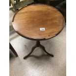 A MAHOGANY TILT TOP ROUND OCCASIONAL TABLE 72 X 47CM