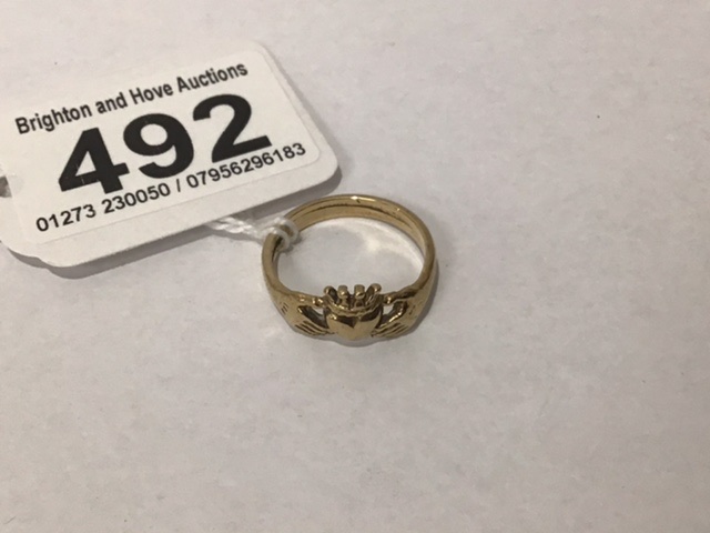 A HALLMARKED 9CT GOLD CLADDAGH RING SIZE P1/2, UK P&P £15