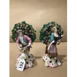 A PAIR OF 19TH CENTURY SAMSON PORCELAIN DERBY STYLE FIGURES WITH BOCAGE BACKGROUNDS, GOLD ANCHOR