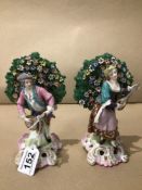 A PAIR OF 19TH CENTURY SAMSON PORCELAIN DERBY STYLE FIGURES WITH BOCAGE BACKGROUNDS, GOLD ANCHOR