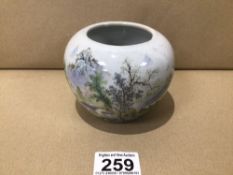 A SMALL CHINESE PORCELAIN VASE, CHARACTERS TO BASE £15 P/P
