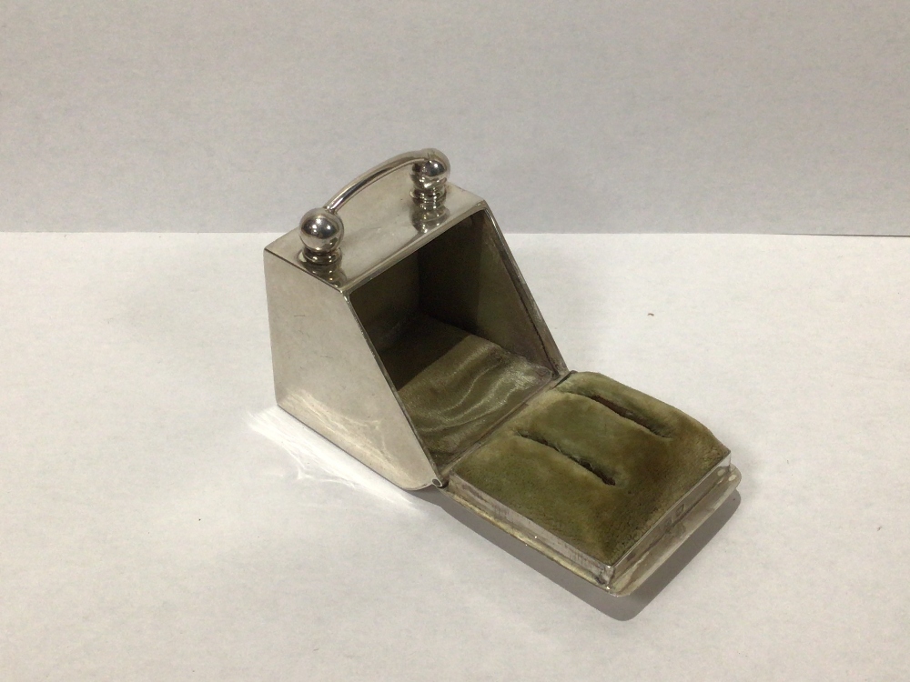 AN EDWARDIAN SILVER NOVELTY NHY BOX FORMED AS A COAL SCUTTLE, SLIGHT LOSS TO INNER LINER, - Image 2 of 4