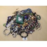 A QUANTITY OF VINTAGE COSTUME JEWELLERY SOME SEMI-PRECIOUS STONES, UK P&P £15