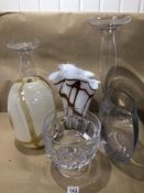 A QUANTITY OF MIXED GLASSWARE INCLUDING ART GLASS