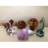 SEVEN GLASS PAPERWEIGHTS OF ANIMALS AND A TOADSTOOL INCLUDING; MDINA, WEDGWOOD AND LANGHAM LARGEST