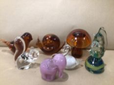 SEVEN GLASS PAPERWEIGHTS OF ANIMALS AND A TOADSTOOL INCLUDING; MDINA, WEDGWOOD AND LANGHAM LARGEST
