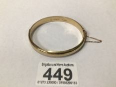 A VINTAGE HALLMARKED GOLD BANGLE WITH ENGRAVED DECORATION 10.6G, UK P&P £15