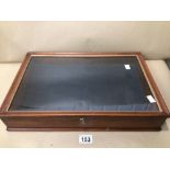 A VINTAGE WOODEN TABLE TOP JEWELLERY DISPLAY CASE 47 X 31CM
