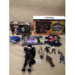 A BOX OF COLLECTABLE TOYS AND FIGURES OF STAR WARS AND BATMAN, INCLUDING AN UNBOXED "THE JOKER", A