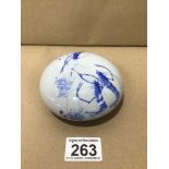 A LIDDED JAPANESE PORCELAIN BOWL, CHARACTER MARKS TO BASE